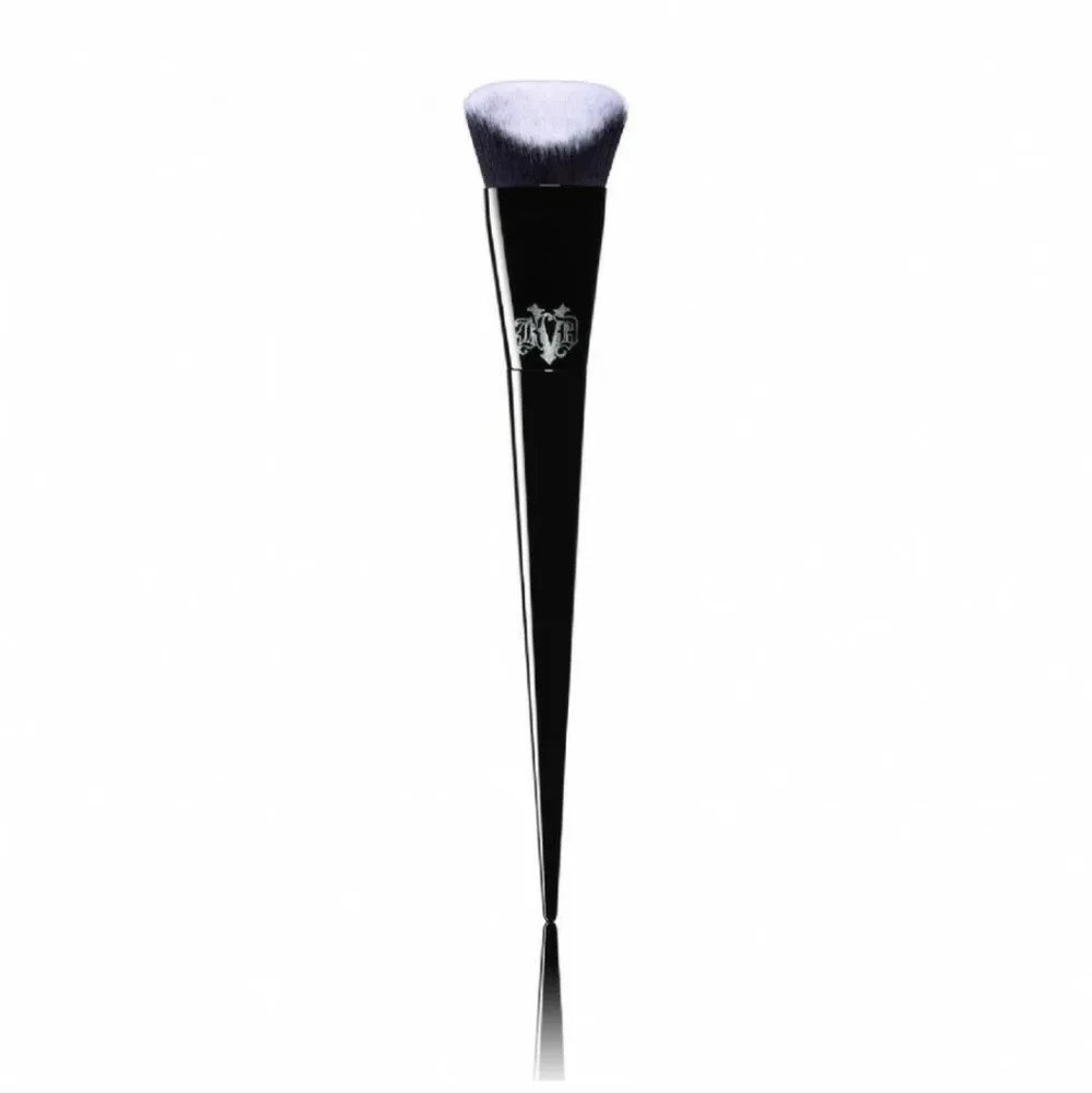 NIB KAT VON D Beauty, Lock It Edge Foundation Brush
